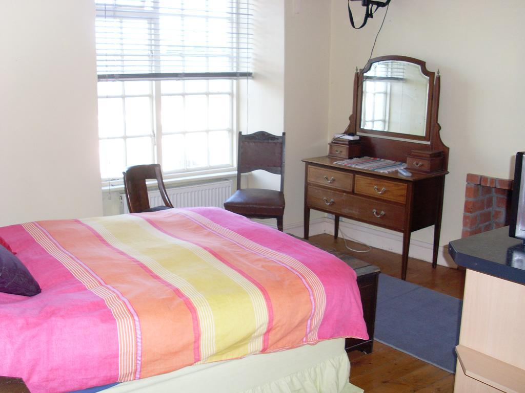 Artists House Hotel Кинсейл Екстериор снимка