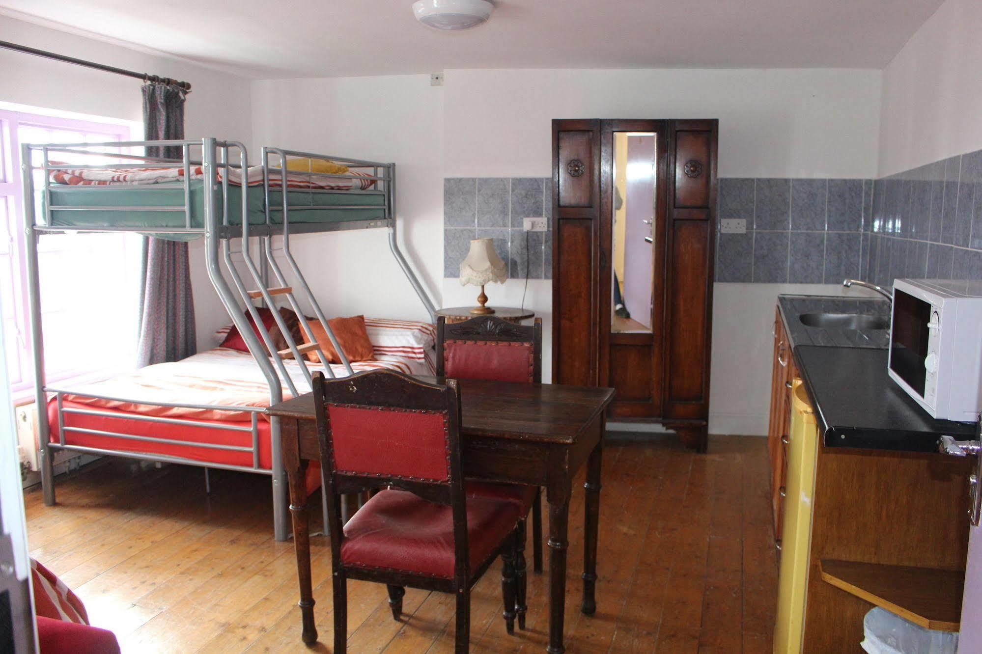 Artists House Hotel Кинсейл Екстериор снимка