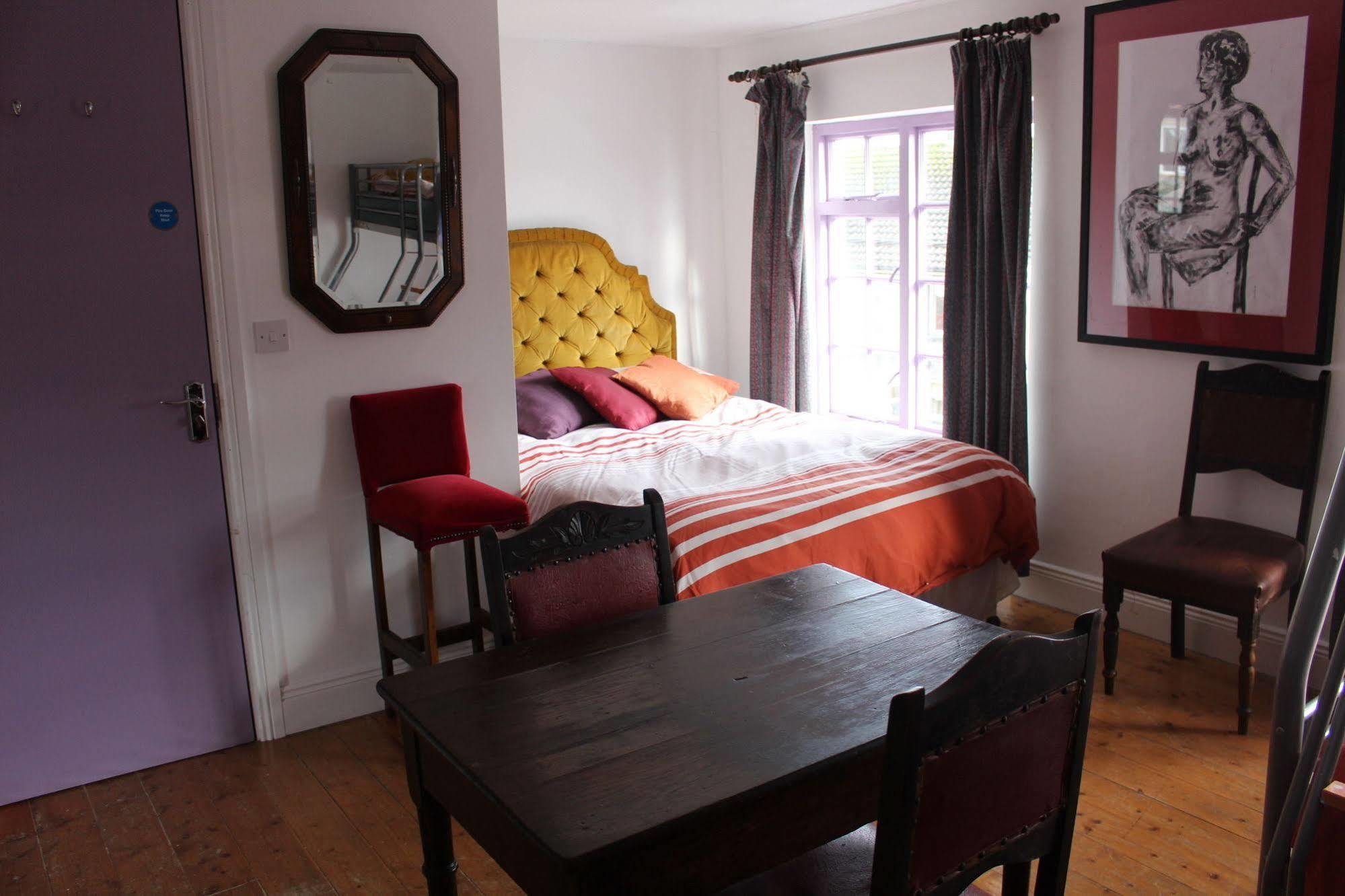 Artists House Hotel Кинсейл Екстериор снимка